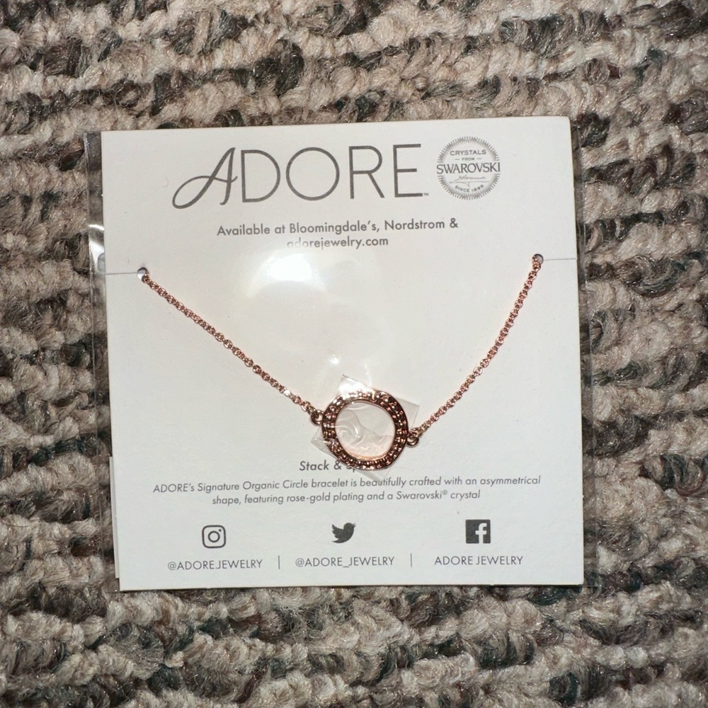 Adore circle necklace with a Swarovski crystal